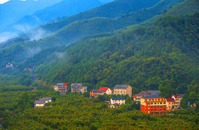 来月亮桥村,感受诗意田园生活 群山环抱的月亮桥村