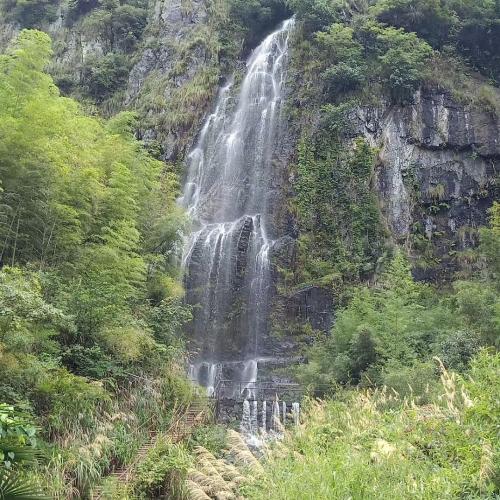 路遥知马力,水滴可穿石 安吉水滴穿石山庄附近的瀑布