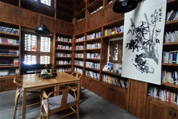 临安湍口“醒山书院”,养心养生好去处 大厅的图书