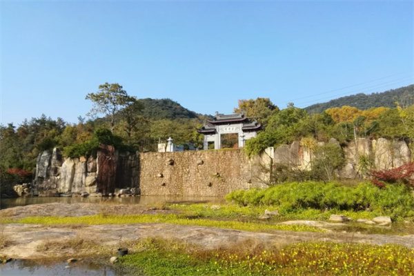 灵峰寺的千年禅意之旅:在安吉寻觅内心的宁静 灵峰山脚