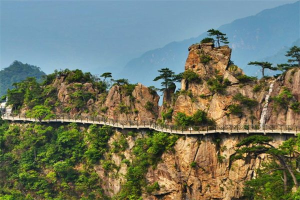 探寻大明山,历史与自然的交融之旅 崖壁上的栈道