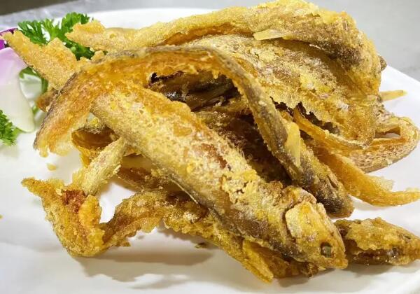 香酥凤尾鱼 盘里的香酥凤尾鱼
