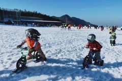 滑雪场玩雪