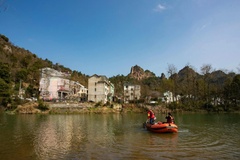 旁边小河