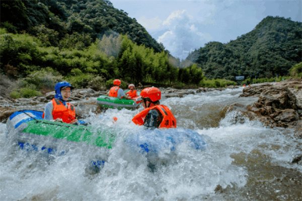临安凉源峡漂流记:刺激与温情交织的夏日体验 游客