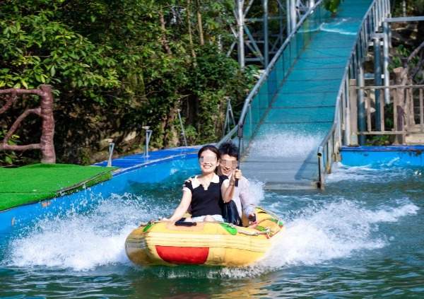 一 “玻” 碧水任漂流:解锁玻璃与水流的趣味碰撞 浙北大峡谷玻璃漂