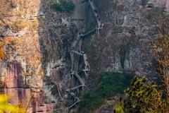 爬山的游客