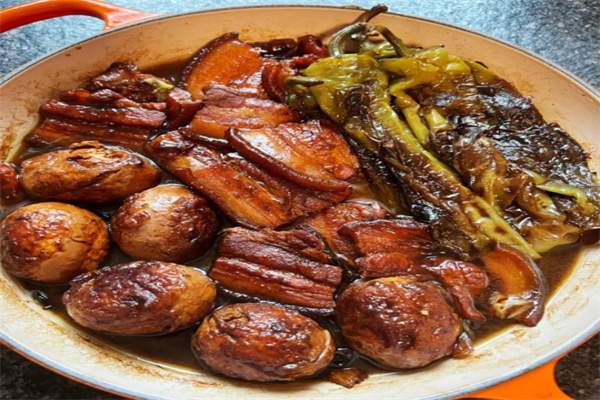 把子肉 辅以配菜的把子肉