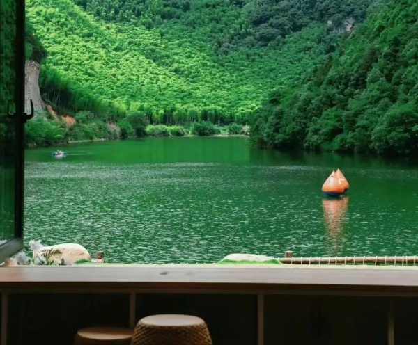 云上草原,南方雪场天花板 窗外湖景