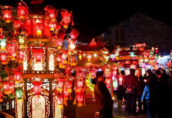 仙居花灯 集市上的仙居花灯
