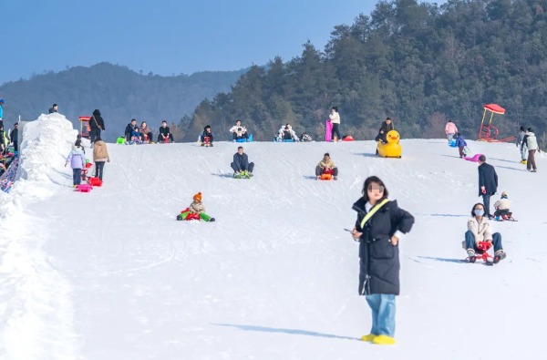 在临安昌化镇,风之谷也有了属于自己的滑雪场 滑雪游客