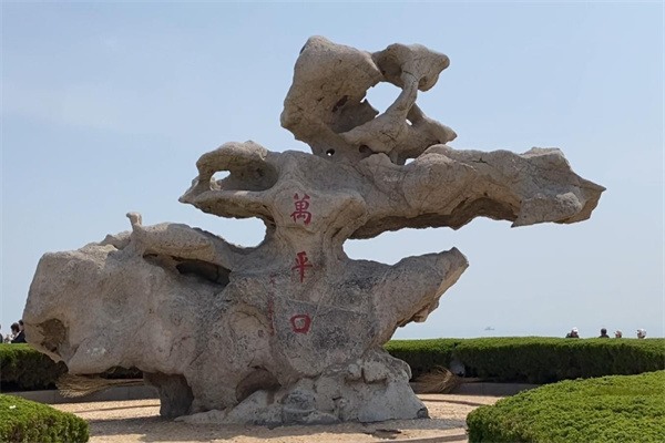 万平口海岸线:浪漫与自然交织的网红打卡地 万平口石雕