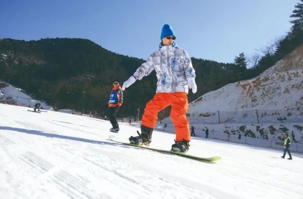 冬季,来邂逅大明山的冰雪奇缘 滑雪游客