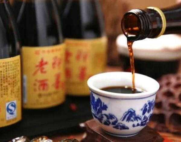 即墨老酒 倒杯中的即墨老酒
