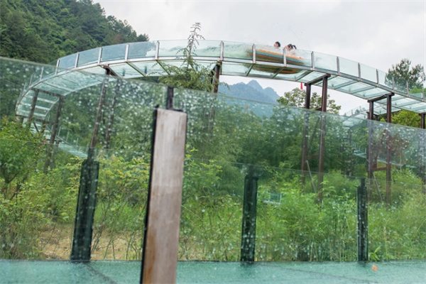 壮美的三渡悬崖漂流,体验速度与自然的奇妙之旅 玻璃漂流栈道