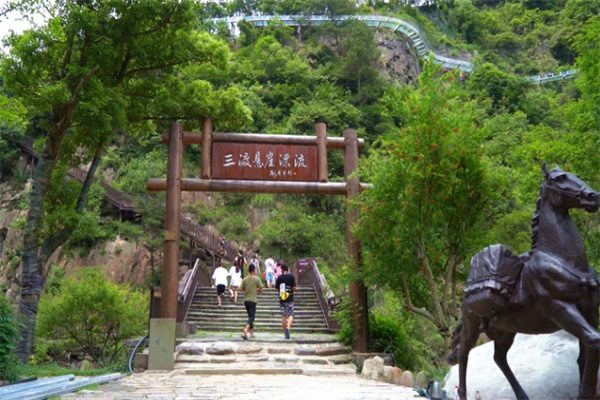 壮美的三渡悬崖漂流,体验速度与自然的奇妙之旅 三渡悬崖漂流