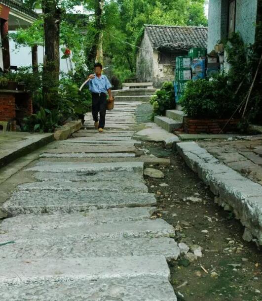 这里留下的不仅是历史印记,还有自然风光 走在三山岛的石板路上