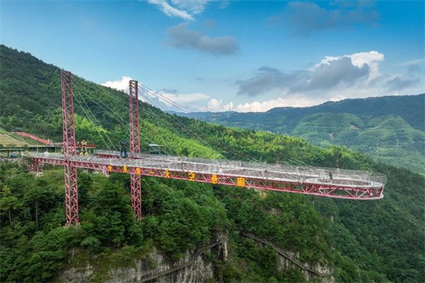 灵江源森林公园:高空玻璃桥与悬廊,挑战极限的绝美之地 玻璃桥廊远景