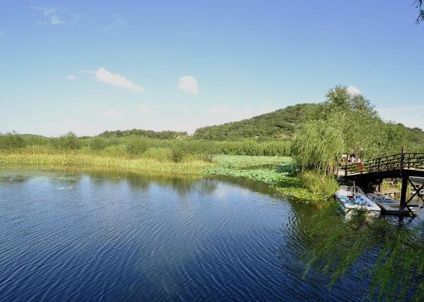 远离喧嚣,在三山岛感受自然风光 三山岛湖面