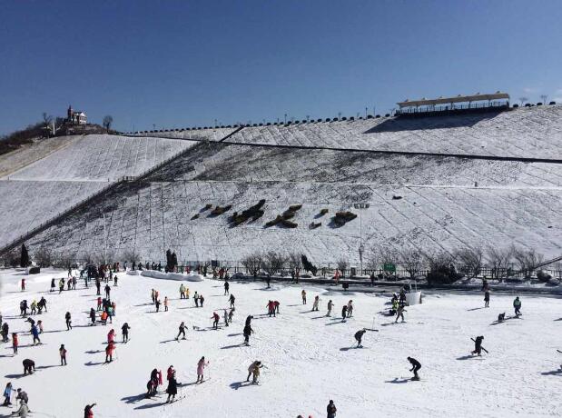 雪域飞行:畅游江南天池滑雪场的精彩之旅 滑雪场全景