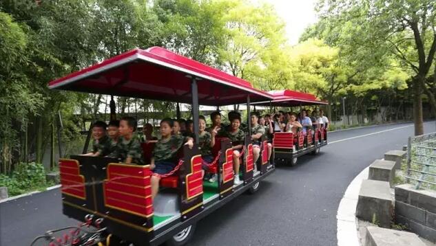 中南百草原的小火车 火车到站了